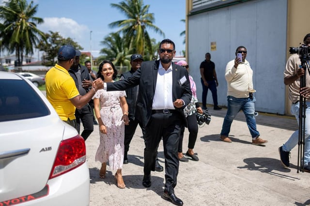 Le président du Guyana, Irfaan Ali, et sa femme Arya arrivent pour voter à Georgetown, le 1er septembre 2025.