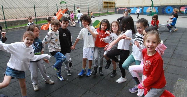 Un grupo de estudiantes de Primaria en el patio del Mestre Vide antes del descanso estival. |
