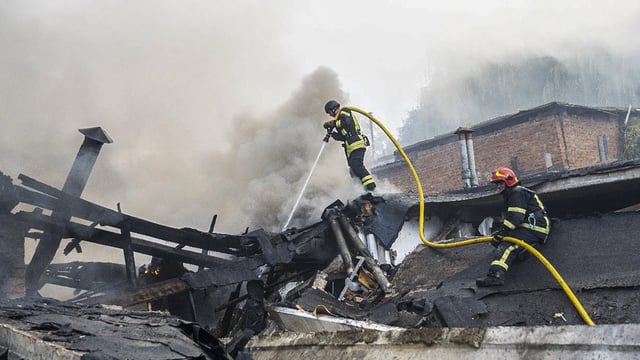 Bomberos ucranianos trabajan en la extinción de un incendio en un edificio atacado por Rusia, este miércoles en la región de Khmelnytskyi.