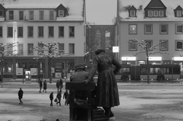 Eine Schwarz-Weiß-Aufnahme zeigt ein Denkmal der Gebrüder Grimm