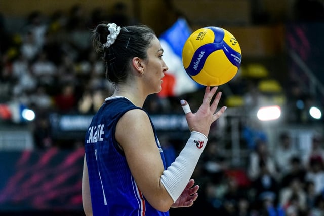 La capitaine de l'équipe de France Héléna Cazaute s'apprête à servir lors du 8e de finale contre la Chine au Mondial de volley, le 31 août 2025 à Bangkok