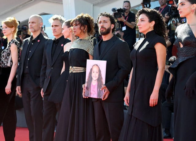 Parte del elenco del filme, con un retrato de la fallecida niña palestina Hind Rajab, ayer. |  Efe