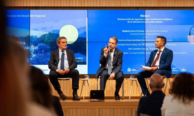 Caballero (c.), en Madrid, ayer, con Ramon Torra i Xicoy y Emilio José Rodríguez.