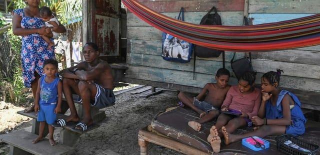Shaun Ferrier, sa femme Naomi et leurs enfants, le 26 août 2025 à Georgetown, au Guyana