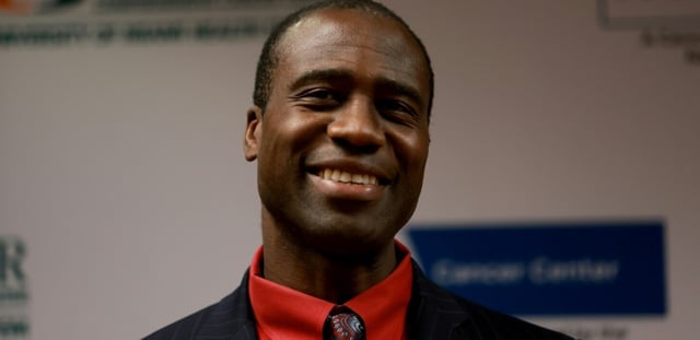 Le médecin et haut responsable de la santé en Floride, Joseph Ladapo, s'exprime lors d'une conférence de presse à Miami, le 17 mai 2022