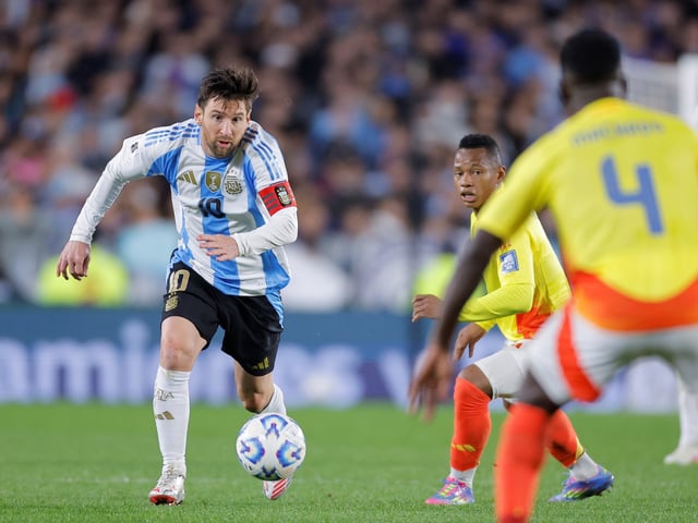 FOTODELDÍA AME5059. BUENOS AIRES (ARGENTINA), 10/06/2025.- Lionel Messi (i) de Argentina controla un balón este martes, durante un partido por las eliminatorias sudamericanas para el Mundial 2026 entre las selecciones de Argentina y Colombia en el estadio Monumental en Buenos Aires (Argentina). EFE/ Juan Ignacio Roncoroni