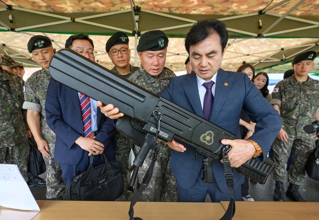 Defense Minister Ahn Gyu-back (front) tests an anti-drone gun during his visit to the Army's 36th Division in Wonju, some 90 kilometers east of Seoul, on Sept. 4, 2025, in this photo provided by his office. (PHOTO NOT FOR SALE) (Yonhap)