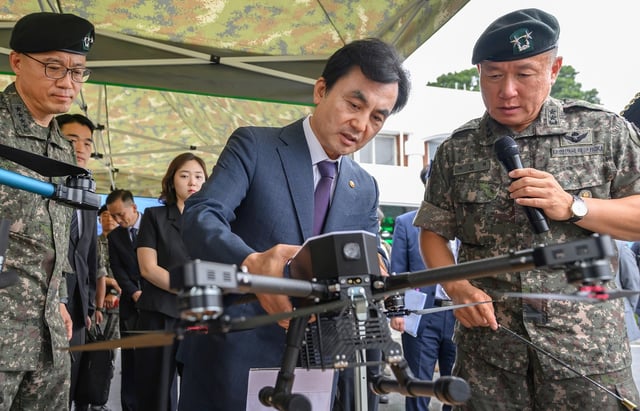 Defense Minister Ahn Gyu-back (C) inspects a drone during his visit to the Army's 36th Division in Wonju, some 90 kilometers east of Seoul, on Sept. 4, 2025, in this photo provided by his office. (PHOTO NOT FOR SALE) (Yonhap)