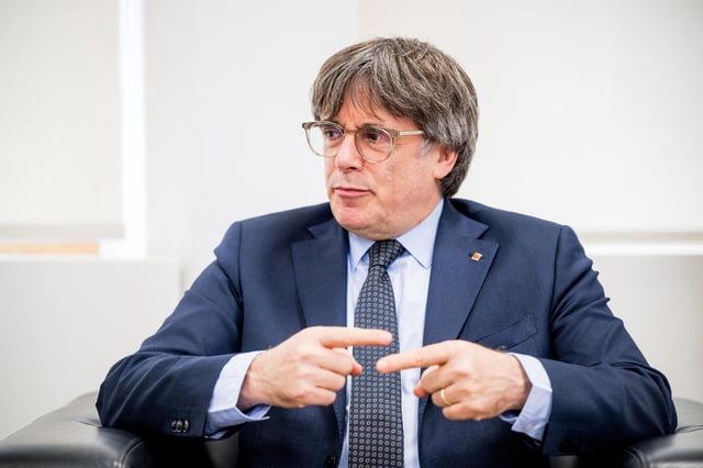 El presidente de Junts per Catalunya, Carles Puigdemont, durante una reunión con el presidente de la Generalitat, a 2 de agosto de 2025, en Bruselas (Bélgica).