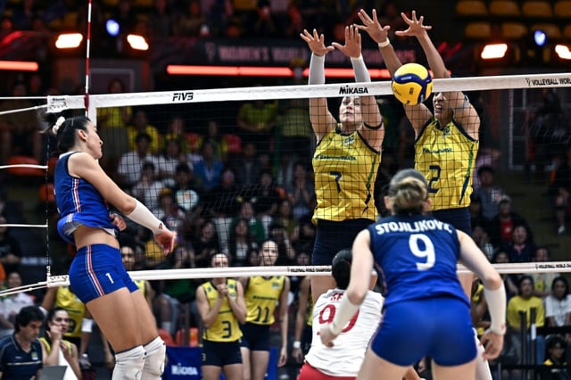 Les Brésiliennes bloquent une tentative de la Française Helena Cazaute lors des quarts de finale des Mondiaux à Bangkok le 4 septembre 2025.
