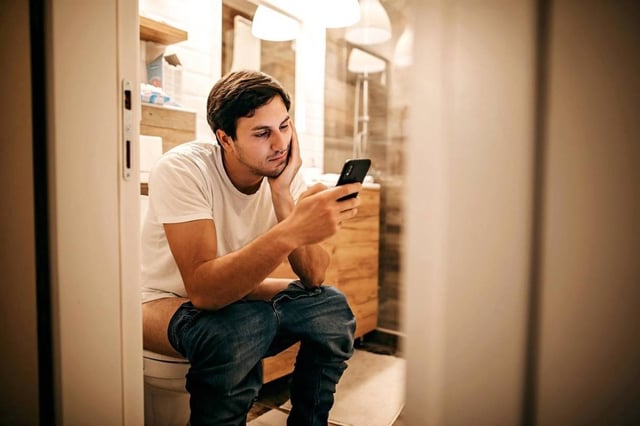 El uso prolongado del teléfono en el baño podría afectar la salud anal, aumentando el riesgo de hemorroides en adultos jóvenes y activos. (Europa Press)