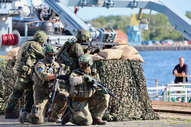 Einheiten der Bundeswehr sichern zum Auftakt des Media-Day im Rahmen des Militär-Manövers „Quadriga 2025“ den Rostocker Hafen.
