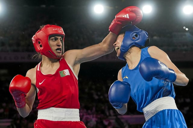 Juste avant les Championnats du monde de boxe, les Françaises ont été exclues de la compétition en raison d’un imbroglio autour d'un test de féminité.

Ici, l'athlète Imane Khelif pendant les JO de Paris 2024.
