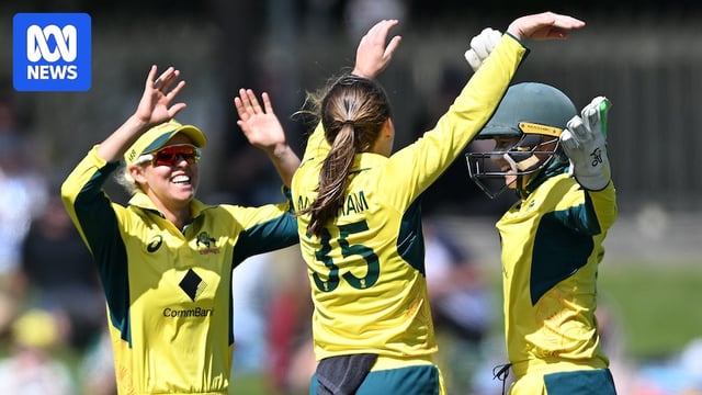 Three Australian women's cricketers 