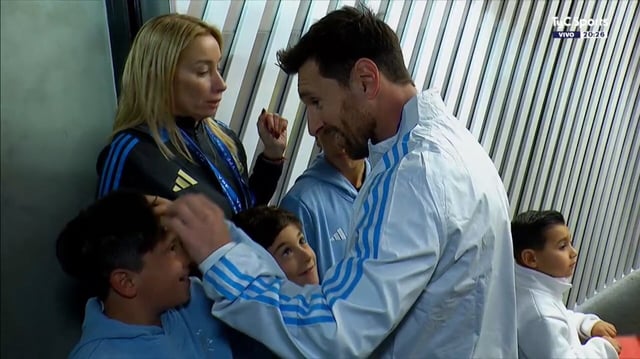 Junto a sus hijos antes de salir al campo. (Captura).