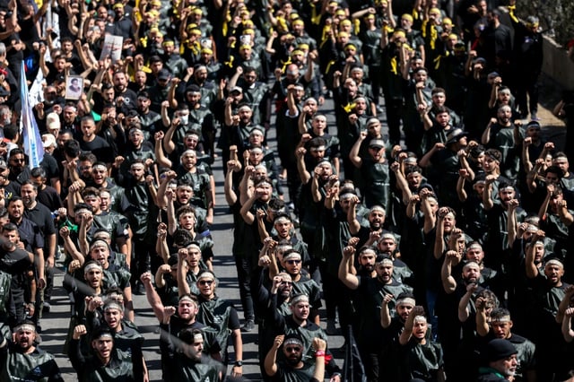 Des partisans chiites libanais du Hezbollah participent à une cérémonie au plus fort de l'Achoura, dans la banlieue sud de Beyrouth, le 6 juillet 2025
