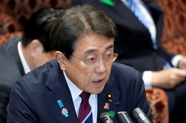 Le ministre de la Revitalisation économique et négociateur japonais sur les droits de douane avec le gouvernement américain, Ryosei Akazawa, répond à des questions sur les droits de douane, à Tokyo, le 21 avril 2025