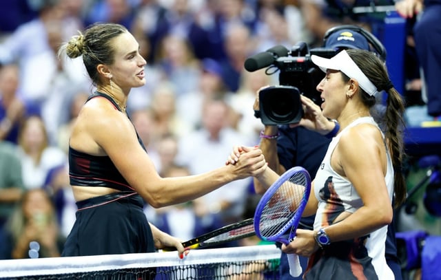 La Bélarusse Aryna Sabalenka (g) serre la main de l'Américaine Jessica Pegula après avoir remporté la demi-finale de l'US Open, à New York, le 4 septembre 2025