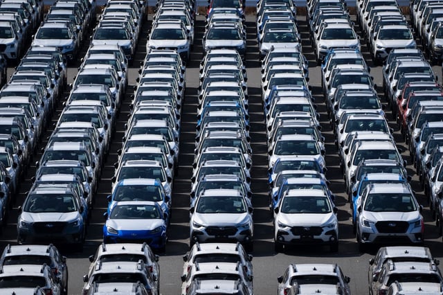 Donald Trump a signé un décret jeudi 4 septembre 2025 abaissant les droits de douane sur les automobiles japonaises à 15 %, au lieu de 25 % jusqu’ici.
