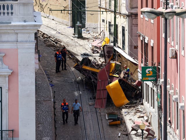 A view shows the site of the accident after Gloria funicular railway car, a popular tourist attraction, derailed and crashed, resulting in multiple casualties, according to authorities, in Lisbon, Portugal, September 4, 2025. REUTERS/Pedro Nunes
     TPX IMAGES OF THE DAY
