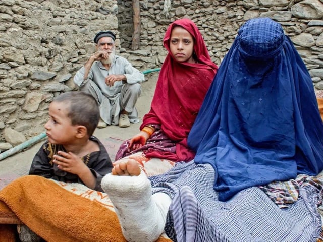 «Parecía como si las mujeres fueran invisibles», dijo una voluntaria tras presenciar las labores de rescate en el este de Afganistán. Foto: Agence France-Presse.