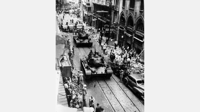 Panzer der türkischen Armee rollen am 8. September 1955 durch die Straßen Istanbuls.