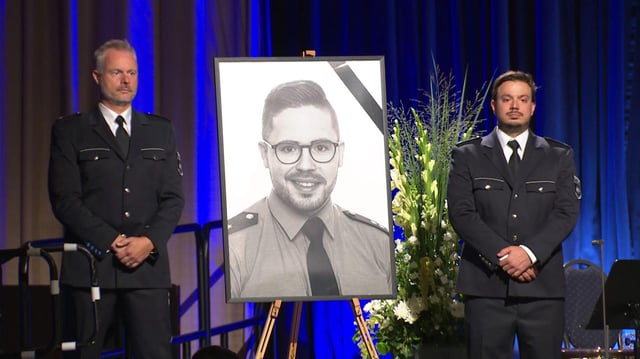 Ein Foto des getöteten Polizisten Simon B. bei einer Gedenkveranstaltung