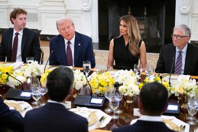 El presidente de Estados Unidos, Donald Trump, y la primera dama, Melania Trump, reciben a líderes tecnológicos, incluido el fundador de Facebook, Mark Zuckerberg, y el fundador de Microsoft, Bill Gates, para una cena en el Comedor de Estado de la Casa Blanca en Washington, el 4 de septiembre de 2025