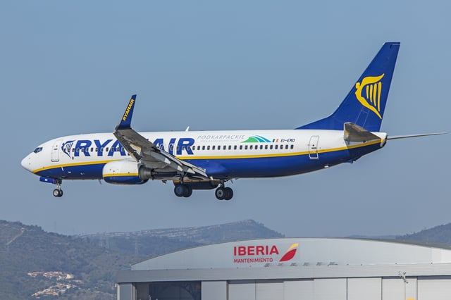 A Ryanair 737-800 aircraft approaches Barcelona Airport. (Photo: AirlineGeeks | William Derricksonn)