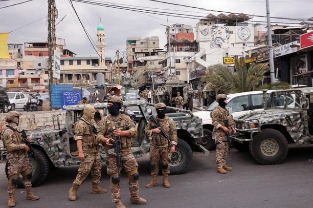 L’armée libanaise devant un camp palestinien fin août.