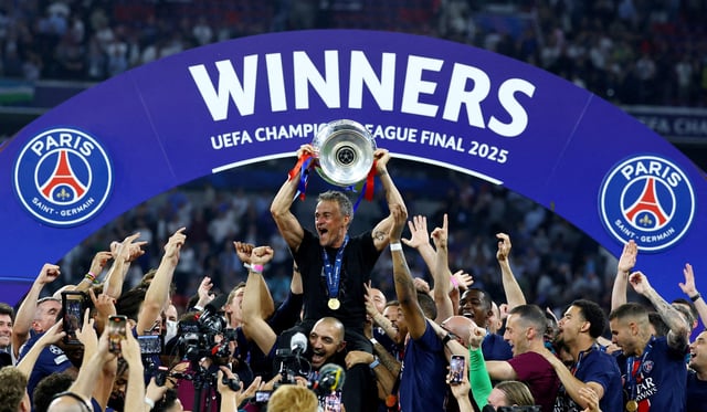 Soccer Football - Champions League - Final - Paris St Germain v Inter Milan - Allianz Arena, Munich, Germany - May 31, 2025 Paris St Germain coach Luis Enrique lifts the trophy as he celebrates with his players after winning the Champions League REUTERS/Kai Pfaffenbach/File Photo