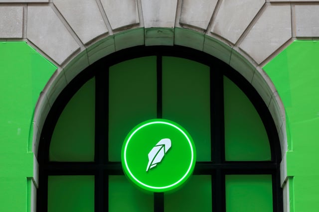 The logo of Robinhood Markets, Inc. is seen at a pop-up event on Wall Street after the company's IPO in New York City, U.S., July 29, 2021.  REUTERS/Andrew Kelly/File Photo