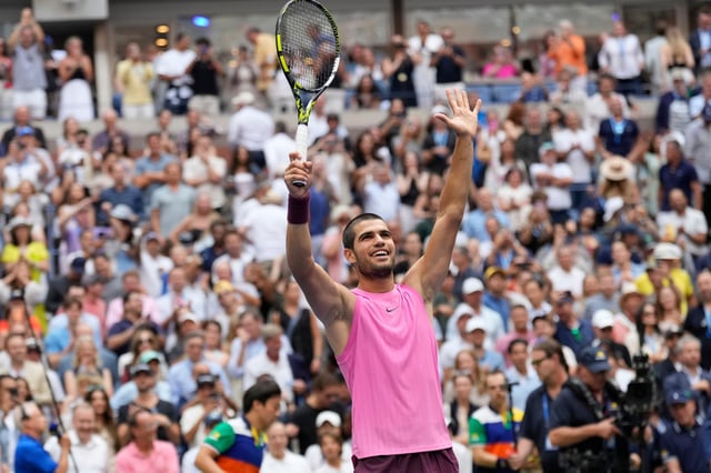 Carlos Alcaraz festeja tras vencer a Novak Djokovic en las semifinales del Abierto de Estados Unidos, el viernes 5 de septiembre de 2025, en Nueva York. (AP Foto/Seth Wenig)