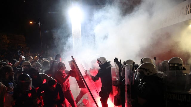 Zusammenstöße zwischen Demonstranten und Polizisten in Novi Sad