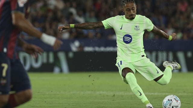Raphinha, el delantero del Barça, dispara a la portería del Levante.