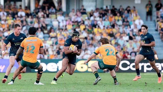 Rugby. Otro que sacó aplausos: Santiago Chocobares, que siempre fue al choque