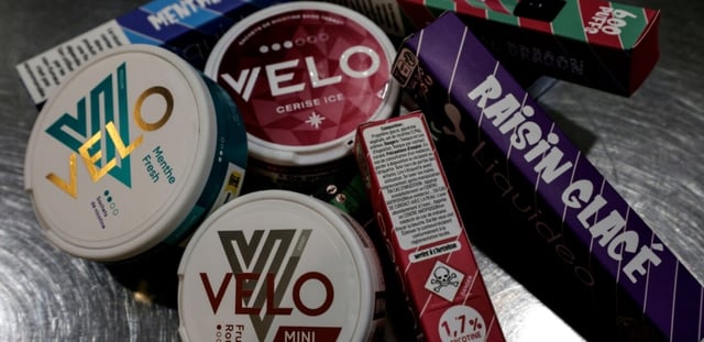Des boîtes de cigarettes électroniques jetables "puffs" et des sachets de nicotine dans une boutique à Paris, le 19 décembre 2024