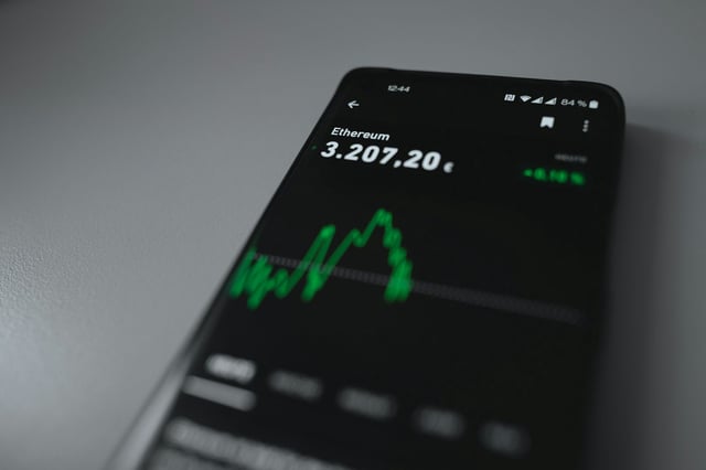Spot ether etfs shed $952m over 5 days as recession fears grow