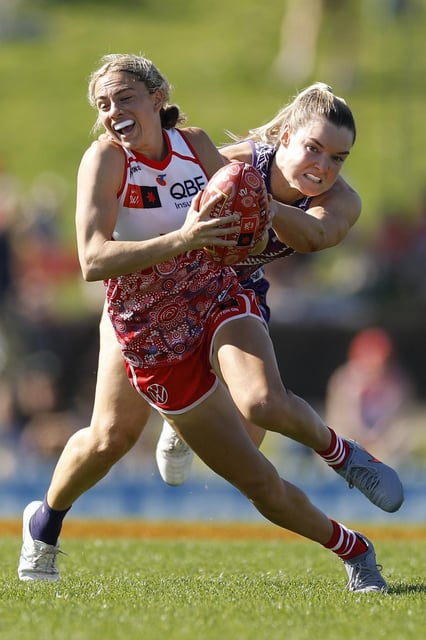 SYDNEY, AUSTRALIA - SEPTEMBER 07: Zippy Fish of the Swans breaks the tackled of Hayley Miller of the Dockers during the AFLW Round 4 match between Sydney Swans and Walyalup (Fremantle Dockers) at Henson Park on September 07, 2025 in Sydney, Australia. (Photo by Darrian Traynor/Getty Images)