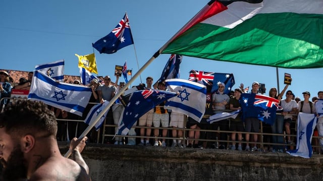 Tensions have flared as pro-Palestine and pro-Israel groups face-off on Sydney’s Bondi Beach. NewsWire / Flavio Brancaleone