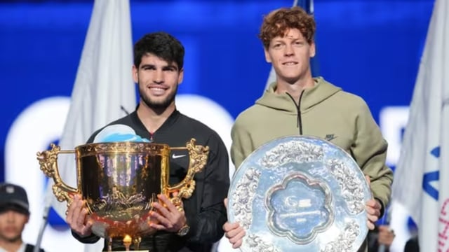 Carlos Alcaraz Jannik Sinner trophy 2025 ap