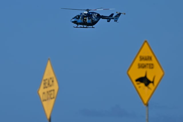 Un hélicoptère en patrouille le long du littoral alors que les plages du nord de Sydney restent fermées après une attaque présumée de requin à Long Reef Beach, le 6 septembre 2025 en Australie