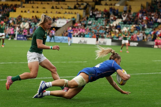 La Française Joanna Grisez marque un essai dimanche contre l'Afrique du Sud en match de groupe de la coupe du monde 2025 à Northampton, en Angleterre.