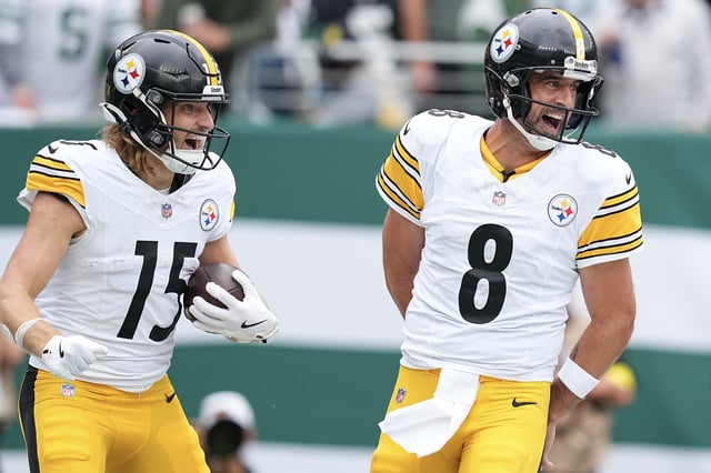 EAST RUTHERFORD, NEW JERSEY - SEPTEMBER 07: Aaron Rodgers #8 celebrates with Ben Skowronek #15 of the Pittsburgh Steelers after throwing a touchdown pass to Skowronek during the first quarter at MetLife Stadium on September 07, 2025 in East Rutherford, New Jersey. (Photo by Mitchell Leff/Getty Images)