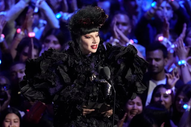 Lady Gaga acepta el premio al artista del año durante los MTV Video Music Awards el domingo 7 de septiembre de 2025, en el UBS Arena en Elmont, Nueva York. (Foto Charles Sykes/Invision/AP)