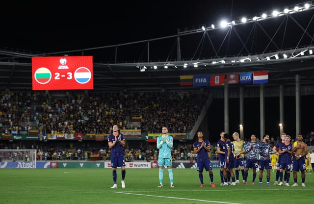 Soccer Football - World Cup - UEFA Qualifiers - Group G - Lithuania v Netherlands - Darius and Girenas Stadium, Kaunas, Lithuania - September 7, 2025 Netherlands players applauds fans after the match REUTERS/Kacper Pempel