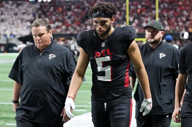 ATLANTA, GEORGIA - SEPTEMBER 07: Drake London #5 of the Atlanta Falcons walks off the field during the fourth quarter against the Tampa Bay Buccaneers during the game at Mercedes-Benz Stadium on September 07, 2025 in Atlanta, Georgia. (Photo by Kevin C. Cox/Getty Images)