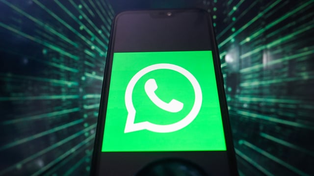 Smartphone mit WhatsApp-Logo
