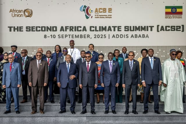 Le président djiboutien Ismail Omar Guelleh (3e g), le Premier ministre éthiopien Abiy Ahmed (4e g), le président du Kenya William Ruto (4e d) et le président de la Commission de l'Union africaine Mahmoud Ali Youssouf (3e d) avec d'autres chefs d'État et représentants de gouvernement africains lors de l'ouverture du deuxième Sommet africain sur le climat (ACS2) à Addis Abeba, le 8 septembre 2025 en Ethiopie