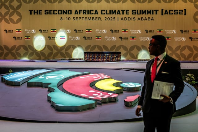 Un délégué arrive pour le deuxième Sommet africain sur le climat (ACS2) lors de l'ouverture du Sommet des dirigeants de haut niveau à Addis Abeba, le 8 septembre 2025 en Ethiopie